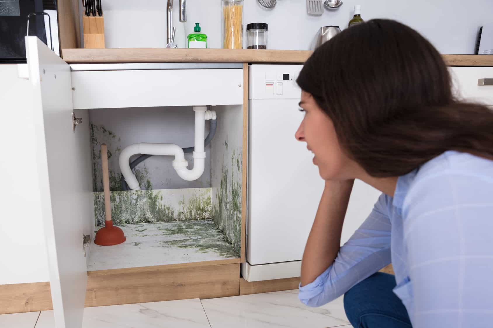 Pourquoi le trou d'évacuation des eaux de mon frigo est bouché ou